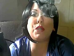 Tina, eine kurvige und atemberaubende Frau, genießt ihren Rauchfetisch mit Handschuhen und einem Zigarettenhalter