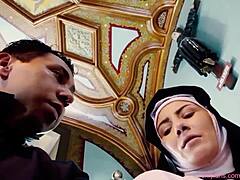 La suora spagnola Raymunda confessa le sue fantasie bagnate al prete in un video erotico