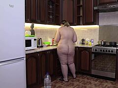 Красивые толстые женщины с сочной задницей любят готовить без одежды в домашнем видео