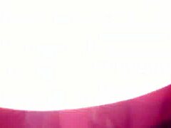Удивителните умения на Кити Камингс за дълбоко гърло са подложени на изпитание в HD видео