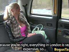 Tysk tjej med stora bröst och fälgar som taxichaufför