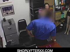 Пазачът прави секс с малка брюнетка, която краде в магазин след сделка