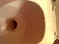 Kylpyhuoneen kamera nappasi karvattoman pillun virtsaamassa