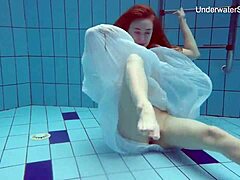 Diana Zelenkina y su ex novia nadan desnudas