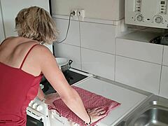 Zralá nevlastní máma s velkými prsy a chlupatou vagínou se v kuchyni špiní
