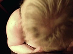 Jenna Jaymes, o blondă bine dotată, se luptă cu un penis uriaş şi este acoperită cu spermă