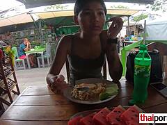 Amatorka z Tajlandii sprawia przyjemność swojemu chłopakowi palcowaniem i obciąganiem