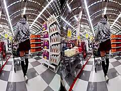 Danielas undertøysfrie rumpe blir avslørt i et virtuelt virkelighets-supermarked