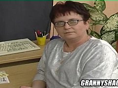 Wielkie piersi węgierskiej babci odbijają się w solowym masturbacji