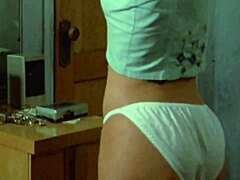 La estrella de películas azules Susanna Hoffs en una escena clásica de ropa interior de 1987