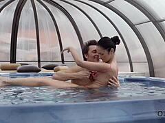 Una coppia di giovani amatoriali si diverte nella vasca idromassaggio
