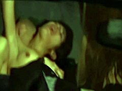 Lilith y Adriana, dos bellas francesas, se entregan a una orgía caliente en un taxi