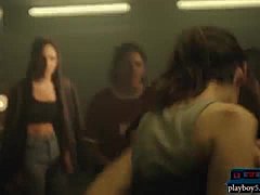 Mujeres lesbianas se ensucian en una pelea de club nocturno