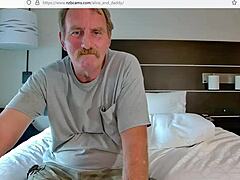 Hemgjord video av en äldre kille som njuter av en kåt slampa vagina