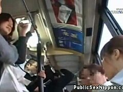 Japońska amatorka wykonuje ręczną robotę w publicznym autobusie