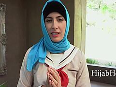 Арапска девојка у хиџабу добија лекцију о сексуалности