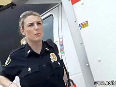 HD video policije, ki vohlja v ponaredku taksija