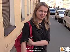Egy orosz casting ügynök lefeküdt egy vékony szőkével a kamera előtt