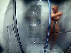 En hemlig kamera fångar en mager europeisk milf som tar en dusch