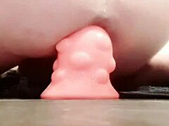 Intensywna masturbacja z dużym dildo i zabawkami analnymi
