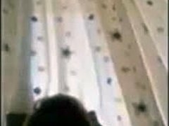 Een Arabische tiener speelt op een Turkse webcam