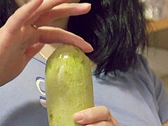 Video fetish fatto in casa di inserzione anale estrema con verdura in cucina