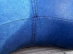 De spijkerbroek van mijn vrouw wordt nat en wild als ze plast