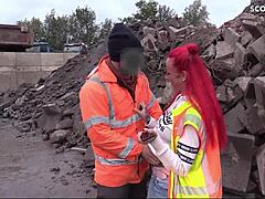 A história de amor adolescente de Rothaarig com um trabalhador da construção em um canteiro de obras