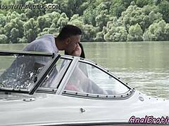 Страствени анални секс на отвореном са европском девојком на брзом чамцу