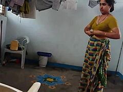 En hårig indisk kvinna tar av sig kläderna och visar upp sina håriga armhålor i HD-kvalitet