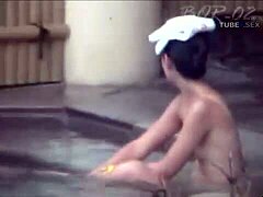 En vakker japansk kvinne tar et bad med synlige øyne