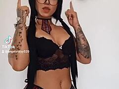 La studentessa amatoriale Gostosa mostra il suo grosso culo in un video hentai bollente