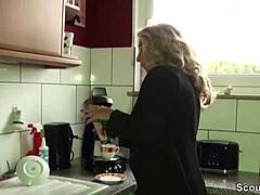 Duitse milf met grote borsten wordt door haar baas geboord op kantoor