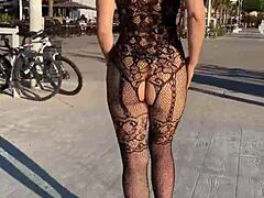 Жена показва голото си тяло на публично място