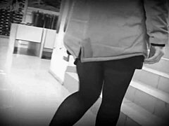 Skrytá kamera zachycuje voyeurské záběry z veřejného obchodu s foot fetishem