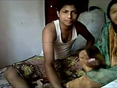 Amatérský indický pár se ve svém domácím videu nechává špinit
