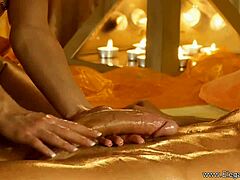 Индианка дава междурасов масаж на голям пенис