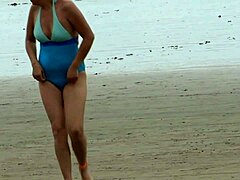 Latina Mulona visar upp sina onanifärdigheter på stranden och blir knullad av styvsonen med en stor kuk