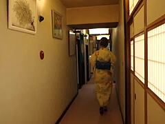 La pornostar giapponese Kokomi Asato si abbandona ad un'avventura in una sorgente termale