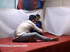 Desi bhabhi reçoit son vagin durement baisé dans une vidéo maison