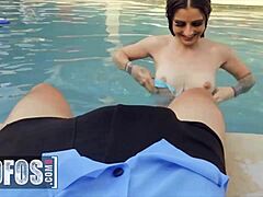 Kaitlyn Katsaros, horká brunetka, líže nohy a provádí hluboké hrdlo v bazénu Scottových nehtů
