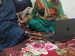 Das pakistanische Mädchen wird beim Porno auf dem Laptop erwischt und mit schmutzigem Gespräch in alle Löcher gefickt