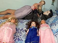 Sesso di gruppo con le principesse Disney e le loro bambole da scopare