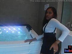 Teen kjæreste nyter hardcore spanking i badet