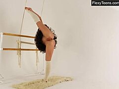 Rjavolaska gimnastičarka Myra Zavisalo razširi noge in se raztegne