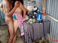 Индијска зрела жена се грубо јебе на веб камери у псећем стилу