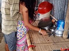 Възрастна индийска двойка се занимава с междурасов кухненски секс на уеб камера