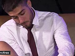 Диего Санс, спортивный красавчик, принимает тугую попку Вадима Блэка в секс-видео на диване