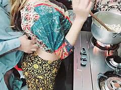 Intialainen vaimo saa ansionsa naimaan aviomiehensä kanssa ruoanlaittoon