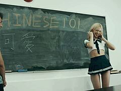 Chloe Cherry, een blonde met een grote kont, wordt in de klas geneukt door haar Chinese lerares